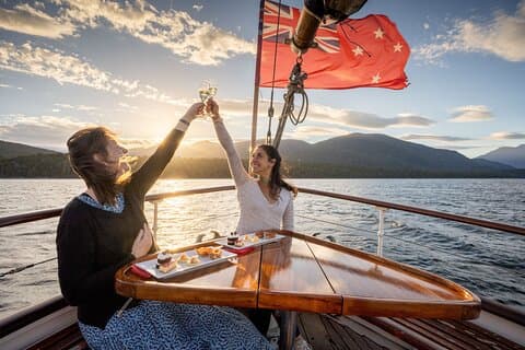 Croisière touristique au champagne sur le lac Te Anau