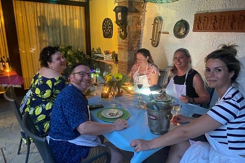 Cena familiar típica toscana en una villa cerca de Cortona