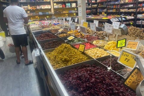 Degustazione guidata di cibo di mezza giornata nel mercato Hatikva di Tel Aviv