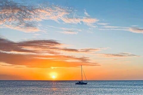 Liten gruppe Waikiki Sunset Seiltur