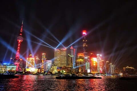 Dîner authentique à Shanghai et croisière sur la rivière de nuit avec option de saut de bar sur le toit