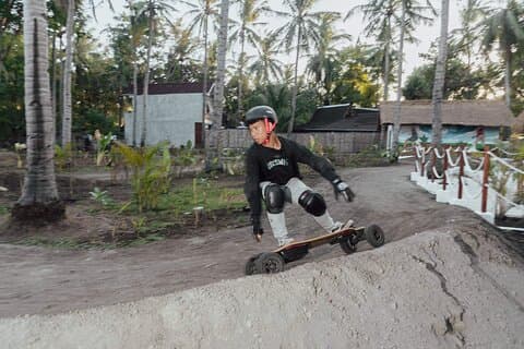 Off Road elektrisk skateboarding i Jalan Kelapa