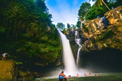 Noleggio auto di mezza giornata a Bali: tour delle cascate di Ubud