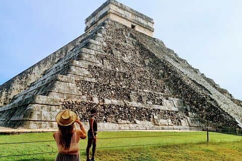 Seven Wonder Chichén Itzá med tradisjonell mayansk familie lunsj
