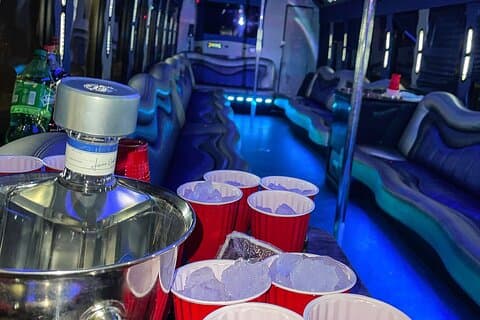 Tour della piscina hip hop di Miami con esperienza sul party bus e open bar