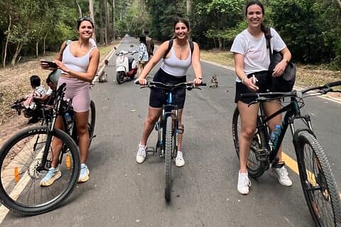 Tour in bici all'alba di Angkor Wat con pranzo incluso