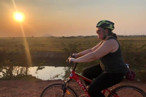 Cykeltur i solnedgang på bredden af Tonle Sap