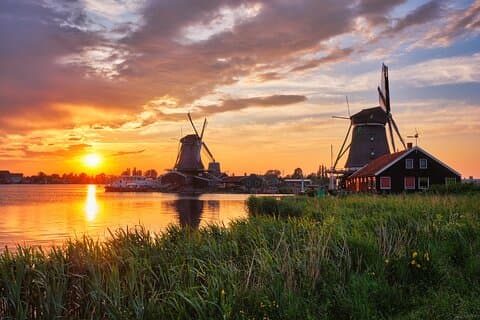 Private Zaanse Schans, Volendam & Marken Tour by Mercedes EQV