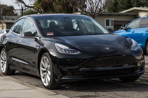 Transferência privada Tesla no aeroporto de Tbilisi