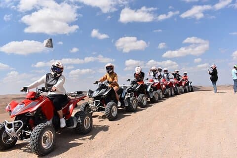 アガファイ砂漠のクワッドバイクアドベンチャー