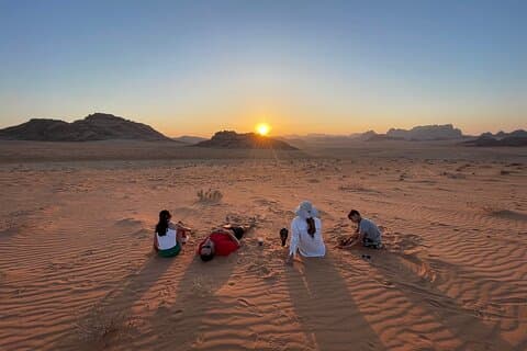 Heldags Jeep Tour (traditionel frokost) Wadi Rum-ørkenens højdepunkter