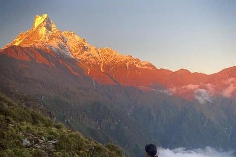 Nascer do sol de Sarangkot sobre o Monte Annapurna de Pokhara