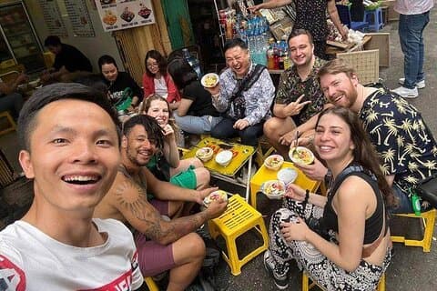 Tour de comida callejera de Hanoi con grupos pequeños y guía local experto