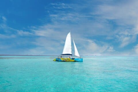 Tour guidato di un'intera giornata in catamarano Isla Mujeres a Cancun