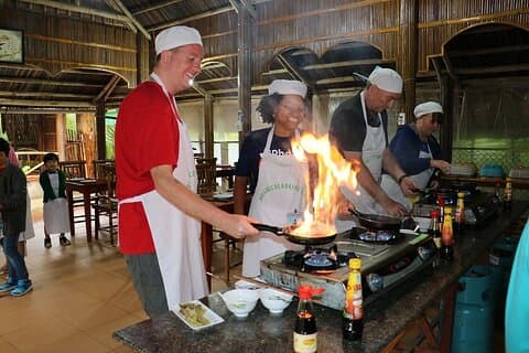 Cours de cuisine Bay Mau avec Ha Noi Pho à la maison locale