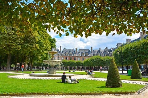 Um piquenique parisiense: um tour de áudio autoguiado no Marais