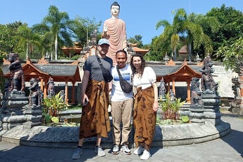 Brahmavihara Arama Banjar Hot Spring Ulundanu Bratan Private Tour