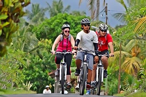 Bali Cycling Adventure e Uluwatu Sunset Tour con Kecak Dance