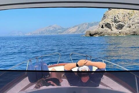 Passeio de barco compartilhado pela Costa Amalfitana saindo de Sorrento