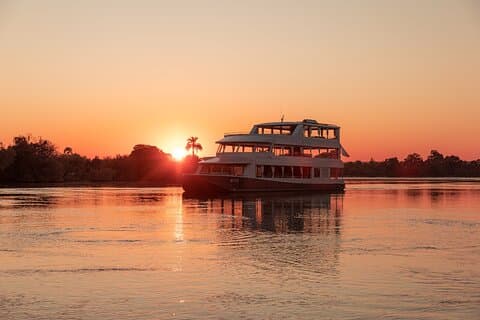 Cruzeiro ao pôr do sol no rio Zambeze