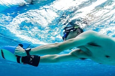Snorkeling with underwater scooter in Taha’a lagoon from Raiatea