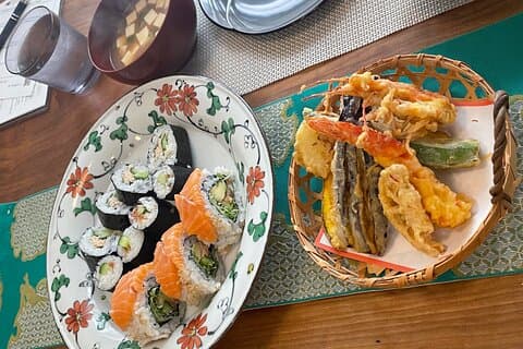 Lezione di sushi roll e tempura per piccoli gruppi a Nakano