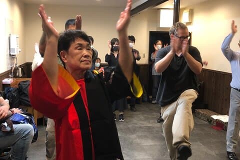 Lasst uns Bon Odori live tanzen!! Musik in der Nähe von Tsutenkaku.