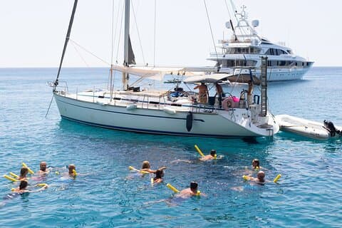 Piccolo gruppo di barche a vela Kleftiko e Sikia Cave a ovest di Milos
