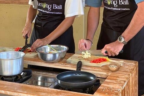 Autentica lezione di cucina balinese di un'intera giornata con il tempio di Tanah Lot