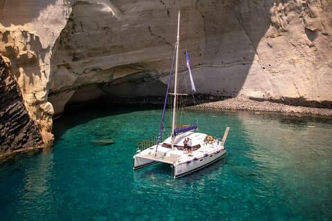 Catamarano Full-Day di Milos e Poliegos con pranzo e barbecue
