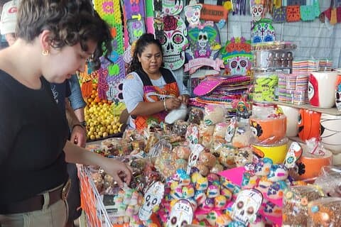 Construye una Ofrenda de Dia de Muertos y Compras en el mercado.