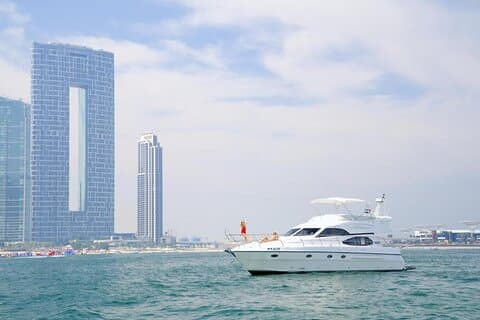 Marina Dubai mit Luxusyacht und Frühstück
