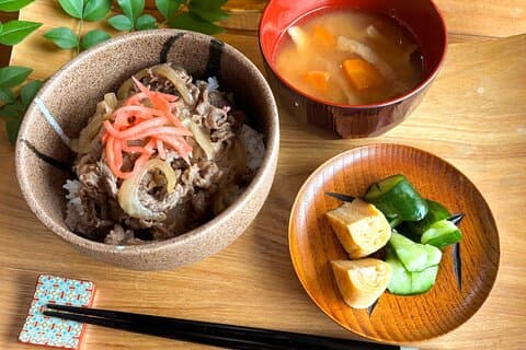 Gyudon - Expérience culinaire japonaise dans un bol de riz au bœuf