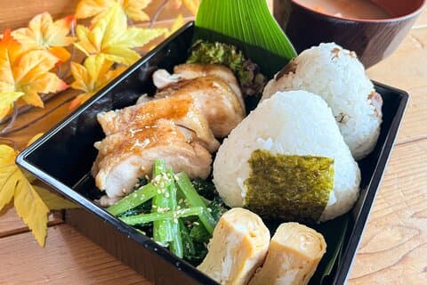 Wereldberoemd gerecht Teriyaki Chicken Bento met Onigiri