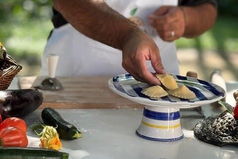 Cozinhe e coma em um pomar de frutas cítricas em Sorrento