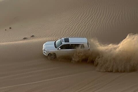 Abu Dhabi: safari mattutino di 4 ore con giro in cammello e sandboarding