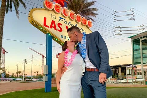 Bliv gift: Elvis Wedding + Las Vegas Sign + Photography