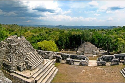 洞窟とプールの上のカラコルマヤ遺跡とリオ、ランチ付き