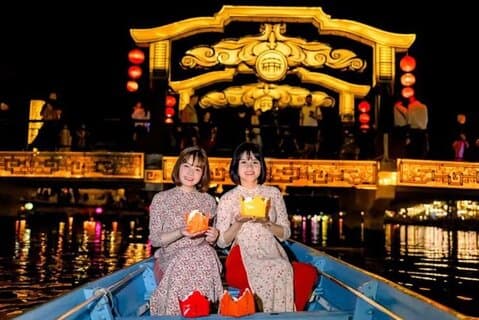 Hoai River Boat Trip by Night with Release Lantern