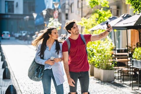 Tour romántico privado a pie en Sigtuna con Mariakyrkan