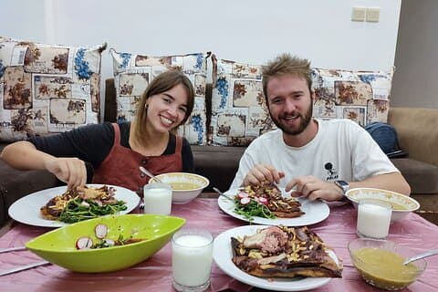 Coma como los lugareños con la familia en la ciudad de Aqaba.