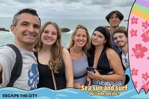 Gioco di fuga all'aperto Biarritz: surf sulla spiaggia e spionaggio