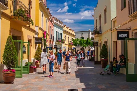 Tour privato dello shopping dagli hotel di Barcellona al villaggio di La Roca