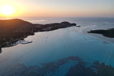 Aperitivo al atardecer en un catamarán en el parque de la isla de Asinara