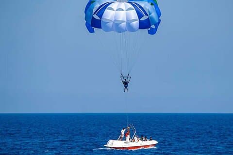 Elevate Your Experience: Parasailing Fun in Hurghada