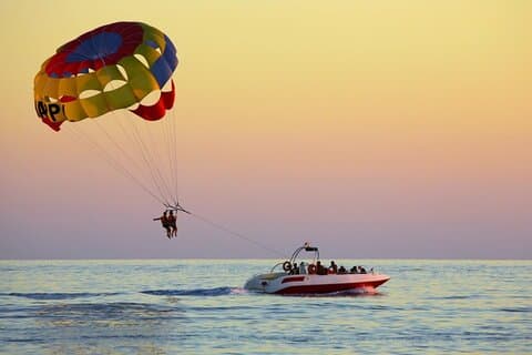 Parasailing, bananenboot en scrambler in Naama Bay in Sharm