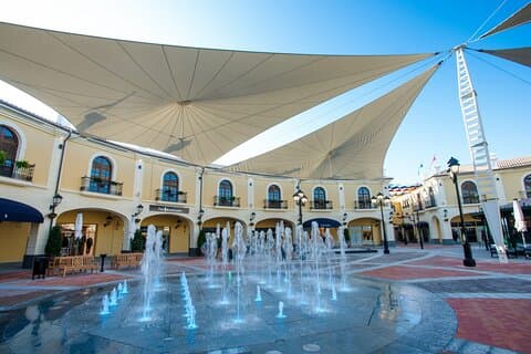 Tour di shopping privato dagli hotel di Malaga all'outlet McArthurGlen