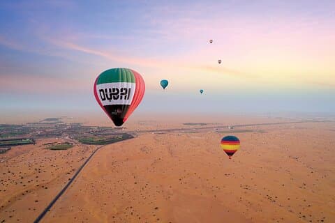 Ansichten der wunderschönen Wüste Dubais mit dem Heißluftballon