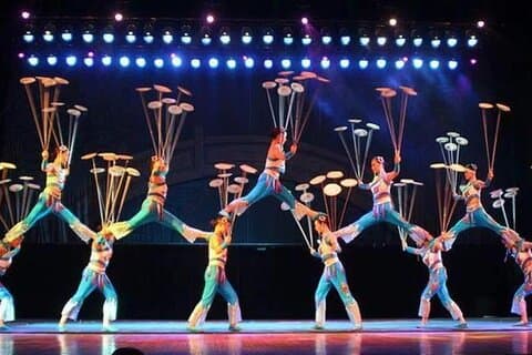 Acrobatische show in Red Theatre met privétransfer