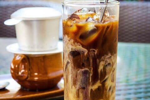 Découvrez un cours de préparation de café avec une longue